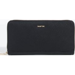 Parfois - Portfel. Czarne portfele Parfois, z materiału. W wyprzedaży za 39.90 zł.