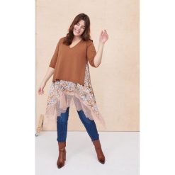 Sukienka / Tunika Islandia Plus Size Cynamon. Czerwone sukienki blue shadow, plus size, bez wzorów, z dzianiny, bez kołnierzyka, plus size, bez ramiączek. Za 339.90 zł.