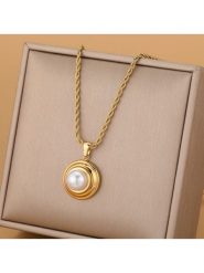 Atelier MIU Pozłacany naszyjnik z zawieszką - dł. 46 cm rozmiar: onesize. Białe naszyjniki atelier MIU, z materiału, z perłą, pozłacane. Za 39.99 zł.