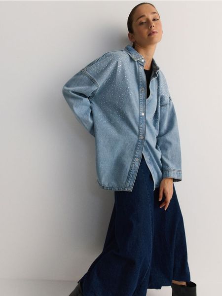 Jeansowa koszula z aplikacją - niebieski. Niebieskie koszule Reserved, l, z aplikacjami, z bawełny, bez kołnierzyka, bez ramiączek. W wyprzedaży za 99.99 zł.