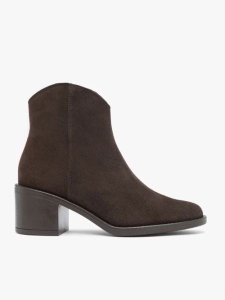 Ciemnobrązowe botki kowbojki. Brązowe botki Ryłko, bez wzorów, ze skóry, eleganckie, bez obcasa, na obcasie, bez zapięcia. Za 449.99 zł.