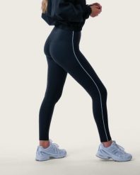 Damskie legginsy z wysokim stanem i kontrastowym lampasem na siłownię – czarny. Czarne legginsy AESTHETIC WOLF, bez wzorów, z dzianiny, długie. Za 239.99 zł.
