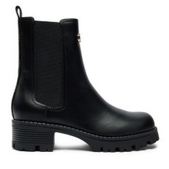Botki Guess. Czarne botki Guess, z aplikacjami, bez obcasa, na płaskiej podeszwie, bez zapięcia. Za 339.99 zł.