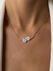 Les Petites Précieuses Pozłacany naszyjnik z elementem ozdobnym - dł. 40 cm rozmiar: onesize. Białe naszyjniki Les Petites Précieuses, z materiału, z cyrkonią, pozłacane. Za 165.99 zł.