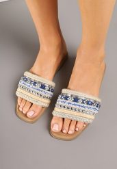 Niebiesko-Beżowe Klapki z Plecionką w Stylu Boho i Nitami Karvisa. Niebieskie klapki Born2be, bez wzorów, z jeansu, boho, bez obcasa, na płaskiej podeszwie, bez zapięcia. Za 39.99 zł.