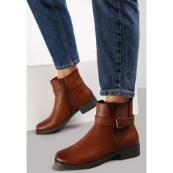 Brązowe Botki Ollu. Brązowe botki Renee, bez wzorów, z materiału, eleganckie, z okrągłym noskiem, za kostkę, bez obcasa, na płaskiej podeszwie, bez zapięcia. W wyprzedaży za 143.99 zł.