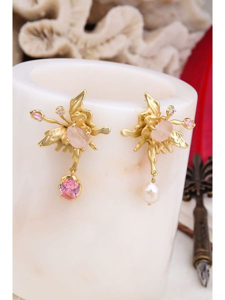 L'Atelier de Gaia Pozłacane kolczyki z perłami i cyrkoniami rozmiar: onesize. Białe kolczyki L'Atelier de Gaia, z cyrkonią, pozłacane. Za 95.92 zł.