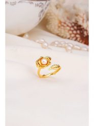 Pierres delicates Pozłacany pierścionek z perłą syntetyczną rozmiar: onesize. Żółte pierścionki Pierres delicates, z perłą, pozłacane. Za 83.03 zł.