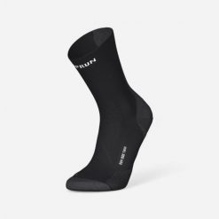 Skarpetki do biegania Kiprun Run 900 wysokie cienkie. Czarne skarpetki KIPRUN, bez wzorów, z materiału. Za 49.99 zł.