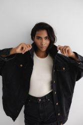 Kurtka jeansowa oversize w kolorze czarnym - BOWIE BLACK DENIM JACKET-UNI. Czarne kurtki Marsala, bez wzorów, z denimu, klasyczne, bez kaptura. Za 499.90 zł.