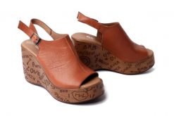 Artiker Relaks 58C3096 TAN, sandały damskie. Brązowe sandały Artiker Relaks, bez wzorów, bez obcasa, na koturnie, bez zapięcia. Za 274.90 zł.