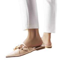 Beżowe eleganckie klapki z łańcuchem Patenaude beżowy. Brązowe klapki bez wzorów, ze skóry, casualowe, ze szpiczastym noskiem, bez obcasa, na płaskiej podeszwie, bez zapięcia. Za 81.83 zł.
