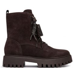 Trapery Guess. Brązowe traperki Guess, z aplikacjami, bez obcasa, bez zapięcia. Za 674.99 zł.