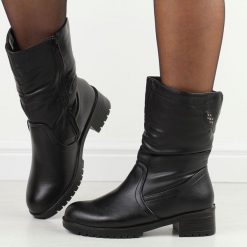 Czarne wysokie botki damskie Filo Donna Z24-43. Czarne botki Filo Donna, bez wzorów, ze skóry, eleganckie, z okrągłym noskiem, bez obcasa, na płaskiej podeszwie, bez zapięcia. W wyprzedaży za 125.30 zł.