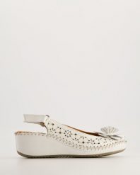 SANDAŁY Z OZDOBĄ 128202 WHITE. Białe sandały Venezia, z aplikacjami, ze skóry, bez obcasa, bez zapięcia. Za 279.00 zł.