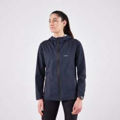 Kurtka do biegania przeciwdeszczowa damska Kiprun Run Rain 900. Szare kurtki do biegania KIPRUN, l, bez wzorów, z materiału, bez kaptura, do biegania. Za 399.99 zł.