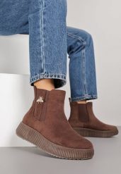 Brązowe Botki Typu Sztyblety Vices z Metaliczną Ozdobą Alirrive. Brązowe botki Born2be, z aplikacjami, z jeansu, eleganckie, bez obcasa, na płaskiej podeszwie, bez zapięcia. Za 89.99 zł.