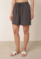 Szare Letnie Szorty Casual z Wysokim Stanem z Dużą Zawartością Wiskozy Agarione. Szare szorty Born2be, bez wzorów, z materiału, casualowe. Za 29.99 zł.