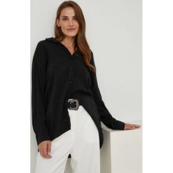 Answear Lab koszula damska kolor czarny relaxed z kołnierzykiem klasycznym. Czarne koszule Answear Lab, l, bez wzorów, z tkaniny, klasyczne, bez kołnierzyka, bez ramiączek. W wyprzedaży za 109.99 zł.