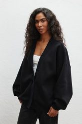 Bluza typu oversize z napami w kolorze TOTALLY BLACK - SWELL-UNI. Czarne bluzy Marsala, m, bez wzorów, z bawełny, klasyczne, bez ramiączek, bez kaptura. Za 349.90 zł.