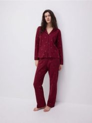 Dwuczęściowa piżama ze świątecznym printem - czerwony. Czerwone piżamy Reserved, l, bez wzorów, z bawełny, bez kołnierzyka, bez ramiączek. W wyprzedaży za 55.99 zł.