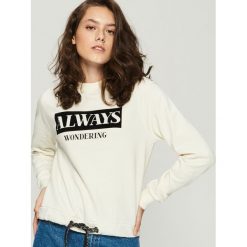 Bluza z nadrukiem - Kremowy. Bluzy marki DOMYOS. W wyprzedaży za 29.99 zł.