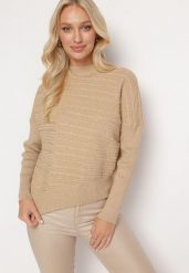 Jasnobeżowy Sweter z Wełną o Asymetrycznym Fasonie z Tłoczeniem Sarositte. Brązowe swetry Born2be, bez wzorów, z wełny, bez ramiączek. W wyprzedaży za 144.49 zł.