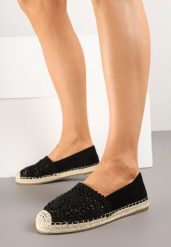 Czarne Ażurowe Espadryle Ozdobione Plecionym Sznurkiem Sdivaya. Czarne espadryle Born2be, w ażurowe wzory, z jeansu, eleganckie, z okrągłym noskiem, bez obcasa, na płaskiej podeszwie. W wyprzedaży za 84.99 zł.