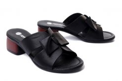 RIEKER REMONTE R8759-01 black, klapki damskie. Czarne klapki Rieker Remonte, bez wzorów, ze skóry, bez obcasa, na obcasie, bez zapięcia. Za 329.90 zł.