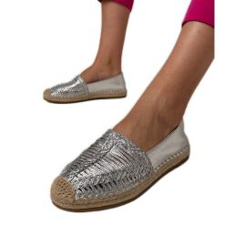 Srebrne espadryle ażurowe na platformie srebrny. Szare espadryle w ażurowe wzory, z materiału, klasyczne, z okrągłym noskiem, bez obcasa, na platformie. W wyprzedaży za 81.09 zł.