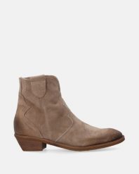 Beżowe kowbojki ze skóry zamszowej E019SUTUOBB055. Brązowe botki Venezia, bez wzorów, z materiału, bez obcasa, bez zapięcia. Za 699.00 zł.