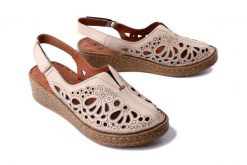 COMFORTABEL 720040-08 beige, czółenka damskie. Brązowe czółenka Comfortabel, na lato, bez wzorów, bez obcasa, na koturnie, bez zapięcia. Za 264.90 zł.