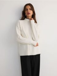 Sweter z kontrastową wstawką - kremowy. Białe swetry Reserved, l, bez wzorów, z dzianiny, bez ramiączek. W wyprzedaży za 69.99 zł.