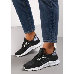 Czarne Buty Sportowe Fabia. Czarne buty treningowe Renee, bez wzorów, przed kostkę, bez zapięcia, na fitness i siłownię. W wyprzedaży za 63.99 zł.