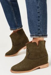 Zielone Botki Harelova. Zielone botki Born2be, bez wzorów, z jeansu, eleganckie, z okrągłym noskiem, za kostkę, bez obcasa, na koturnie, bez zapięcia. W wyprzedaży za 67.49 zł.