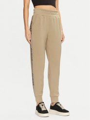 Guess Spodnie dresowe W5RB00 KBYE2 Zielony Regular Fit. Zielone spodnie dresowe Guess, z aplikacjami, z dresówki. Za 239.99 zł.