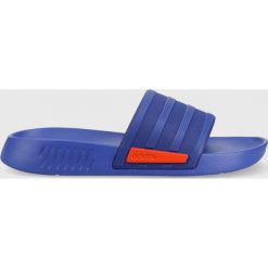 Adidas klapki. Niebieskie klapki adidas, bez wzorów, z materiału, bez obcasa, na płaskiej podeszwie, bez zapięcia. W wyprzedaży za 129.99 zł.