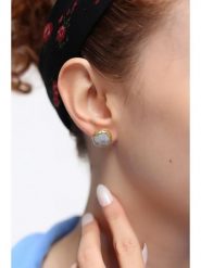 Pierres delicates Pozłacane kolczyki-wkrętki z kamieniami księżycowymi rozmiar: onesize. Żółte kolczyki Pierres delicates, z kamieniem księżycowym, pozłacane. Za 70.08 zł.