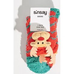 Pluszowe skarpetki świąteczne - Wielobarwn. Szare skarpetki Sinsay. Za 14.99 zł.