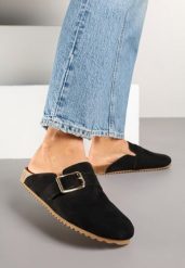 Czarne Klapki z Ozdobną Klamrą w Stylu Chodaków Afindea. Czarne klapki Renee, bez wzorów, z jeansu, eleganckie, bez obcasa, na płaskiej podeszwie, bez zapięcia. W wyprzedaży za 74.99 zł.