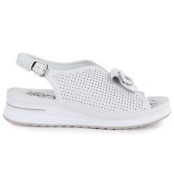 Sandały damskie na koturnie białe eVento 9759. Białe sandały eVento, w ażurowe wzory, ze skóry ekologicznej, bez obcasa, na koturnie, bez zapięcia. Za 189.99 zł.