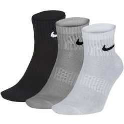 Skarpety Nike Everyday Lightweight Ankle 3 pary. Czarne skarpetki Nike, bez wzorów, z bawełny. Za 63.99 zł.