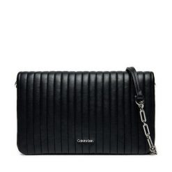 Torebka Calvin Klein. Czarne listonoszki Calvin Klein, bez wzorów, bez dodatków. Za 319.99 zł.