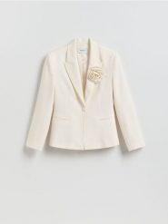 Marynarka z broszką - kremowy. Białe marynarki i żakiety Reserved, l, bez wzorów, z tkaniny, bez ramiączek. Za 299.99 zł.
