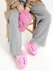 Klapki - różowy. Czerwone klapki Sinsay, bez wzorów, bez obcasa, bez zapięcia. Za 19.99 zł.