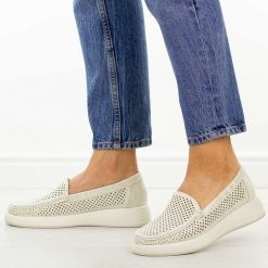 Beżowe ażurowe mokasyny damskie Sergio Leone Mk097H. Brązowe mokasyny Sergio Leone, w ażurowe wzory, z jeansu, z okrągłym noskiem. Za 149.00 zł.