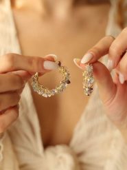 Pierres delicates Pozłacane kolczyki-półkreole z perłami i ametystami rozmiar: onesize. Różowe kolczyki Pierres delicates, z ametystem, pozłacane. Za 56.99 zł.