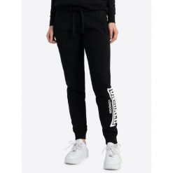 Damskie spodnie dresowe Lonsdale Bickenhill. Czarne spodnie sportowe Lonsdale, bez wzorów, z dresówki, do biegania. Za 206.40 zł.