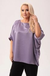 Kimonowa satynowa bluzka Gabi w odcieniu lawendy PLUS SIZE XXL. Bluzki Moda Size Plus Iwanek, plus size, bez wzorów, z elastanu, eleganckie, z asymetrycznym kołnierzem, plus size, bez ramiączek. Za 199.90 zł.