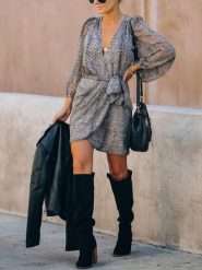 LA Angels Sukienka w kolorze szarym rozmiar: M. Szare sukienki LA Angels, na co dzień, m, bez wzorów, z tkaniny, bez kołnierzyka, bez ramiączek, mini, kopertowe. Za 152.99 zł.